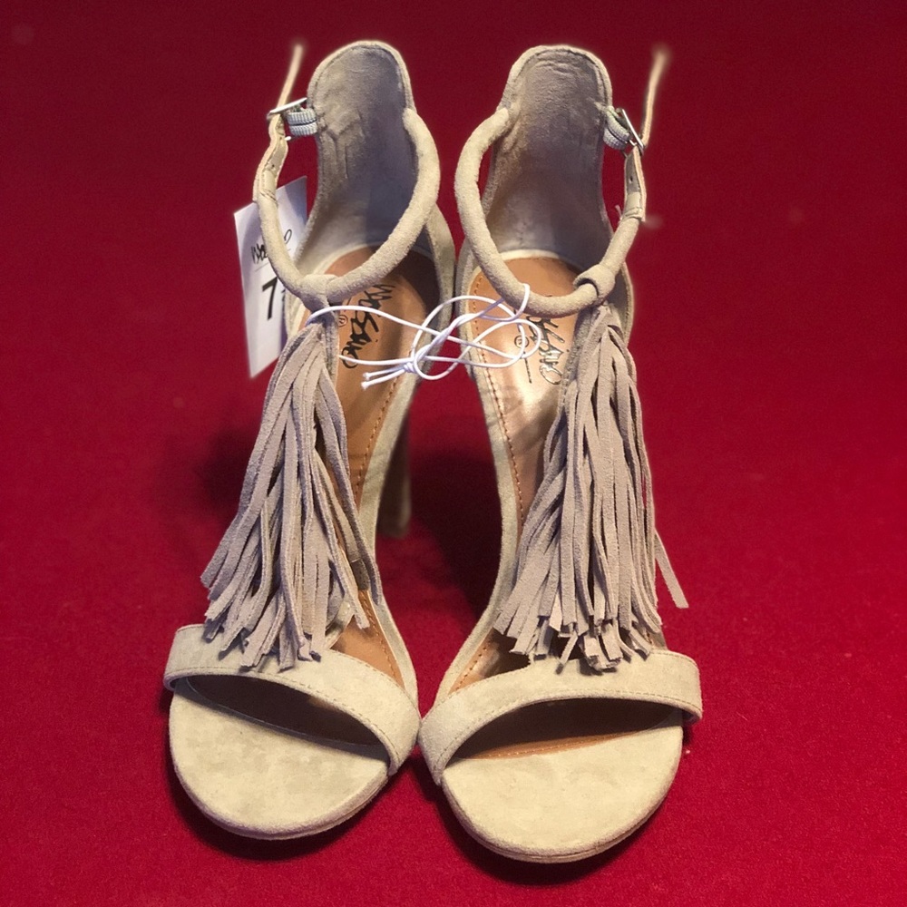NWT ADORABLE Taupe Suede Heels